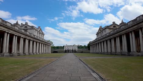 Greenwich,-London:-Die-Stufen-Des-Greenwich-Palace-An-Der-Universität-Von-Greenwich,-Ein-Historischer-Eingang-Mit-Malerischer-Aussicht-Und-Reichem-Architektonischen-Erbe