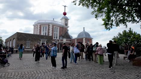 Greenwich,-London:-Der-Nullmeridian-In-Greenwich,-Die-Weltweite-Bezugslinie-Für-Längengrade,-Markiert-Die-Grenze-Zwischen-Der-östlichen-Und-Der-Westlichen-Hemisphäre