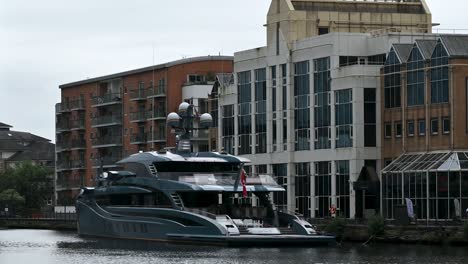 Russischer-Kapitän-Des-Oligarchenboots,-Superyacht,-Canary-Wharf,-London,-Großbritannien