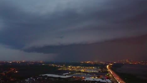 La-Ciudad-De-Montreal-Mientras-Un-Pequeño-Trueno-Golpea-El-Cielo-Nocturno,-Canadá.