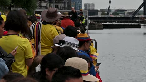 Esperando-Que-Colombia-Arc-Gloria-Llegue-A-Canary-Wharf,-Londres,-Reino-Unido.