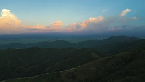 Luftaufnahme-Der-Roldanillo-Berge-Mit-Wolken-Bei-Sonnenuntergang