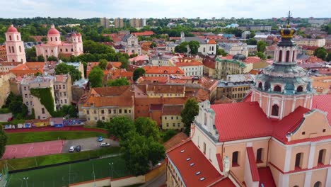 Casco-Antiguo-De-Vilnius,-Lituania-Durante-El-Día.