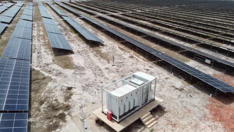 Drohnenflug-über-Einem-Solarpark-In-Gambia,-Afrika,-Zeitlupe,-Vorbei-An-Einem-Industriellen-Mittelspannungs-Wechselrichter