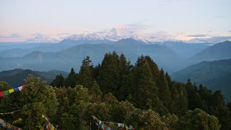 Himalaya-Berge-Mit-Blick-Auf-Poon-Hill,-Wunderschöne-Dramatische-Berglandschaft-In-Nepal-Mit-Bergbäumen-Und-Waldlandschaft-Bei-Sonnenaufgang-Beim-Trekking-Und-Wandern-In-Den-Annapurna-Bergen-In-Nepal