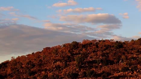 Waterberg-Brillante-Puesta-De-Sol-En-La-Ladera-De-Una-Colina-Rocosa-En-Sudáfrica---Timelapse-Cautivador