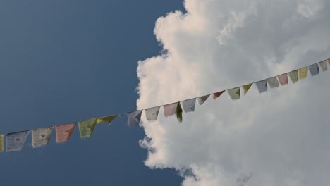 Antecedentes-Religiosos-Con-Espacio-Para-Copiar,-Banderas-De-Oración-De-Religión-Budista-Y-Cielo-Azul,-Antecedentes-Budistas-De-Una-Colorida-Bandera-De-Oración-Ondeando-Al-Viento-En-Nepal,-Fondo-Con-Espacio-De-Copia