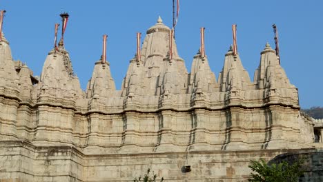 Antike,-Einzigartige-Tempelarchitektur-Mit-Strahlend-Blauem-Himmel-Am-Tag-Aus-Verschiedenen-Blickwinkeln.-Das-Video-Wurde-Im-Ranakpur-Jain-Tempel-In-Rajasthan,-Indien-Aufgenommen.