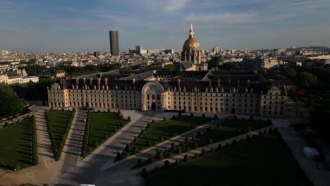 Les-Invalides-Con-La-Torre-Montparnasse-Al-Fondo,-Fachada-Norte-Del-Complejo,-París-En-Francia