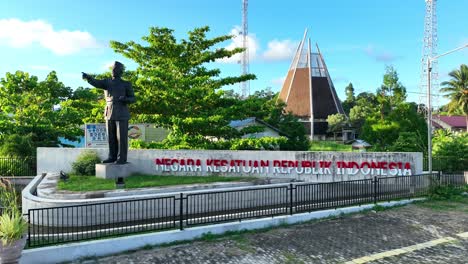 La-Icónica-Estatua-De-Ir-Soekarno-Se-Encuentra-En-La-Frontera-De-Indonesia,-Papua-Nueva-Guinea