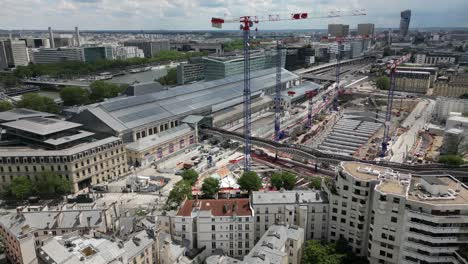 Arbeiten-Im-Gange-Am-Bahnhof-Austerlitz-In-Paris,-Frankreich