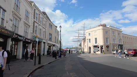 Greenwich,-London:-Spaziergang-Durch-Die-Straßen-Von-Greenwich-Mit-Der-Ikonischen-Cutty-Sark-Im-Hintergrund