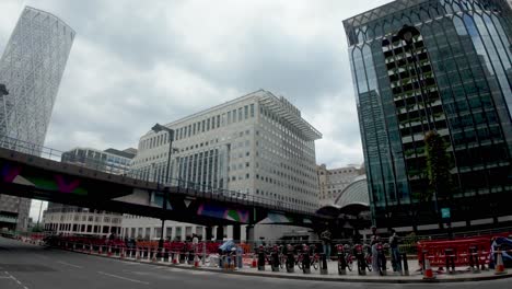 Canary-Wharf,-London:-Panoramic-view-of-the-skyscrapers-in-Canary-Wharf,-showcasing-the-impressive-skyline-and-modern-architecture