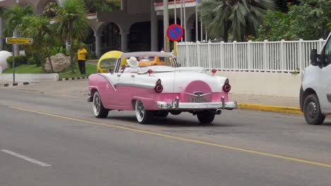 Auto-Antiguo-Convertible-Ford-Fairlane-1956-En-Varadero,-Cuba,-Vista-Trasera,-Cámara-Lenta