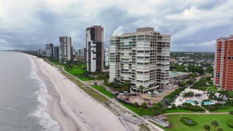 Apartamentos-En-El-Centro-De-La-Costa-De-Nápoles-Con-Playa-De-Arena-Y-Gente-Caminando