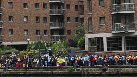 Kolumbianer-Warten-In-Canary-Wharf-Auf-Den-Colombia-Arc-Gloriam-London,-Großbritannien