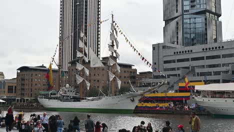 Arc-Gloria,-Barco-Colombiano-Acaba-De-Llegar-A-Canary-Wharf,-Londres,-Reino-Unido