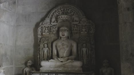 Estatua-Del-Dios-Santo-Jainista-En-El-Templo-Jainista-Desde-Un-ángulo-Plano.-El-Vídeo-Se-Toma-En-El-Templo-Jainista-De-Ranakpur,-Rajasthan,-India.