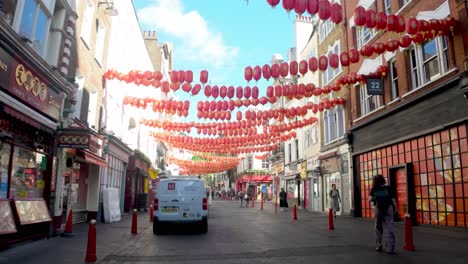 Londres,-Reino-Unido:-Caminando-Por-Las-Calles-De-Chinatown,-Inmerso-En-La-Atmósfera-Vibrante,-Las-Decoraciones-Coloridas-Y-La-Bulliciosa-Actividad-De-Este-Barrio-Culturalmente-Rico.