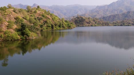 Lago-Prístino-Con-Bosque-De-Montaña-Reflejado-Durante-El-Día-Desde-Diferentes-ángulos