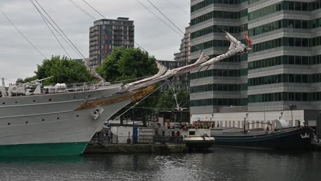 Front-of-Juan-Sebastián-de-Elcano-in-Canary-Wharf,-London,-United-Kingdom