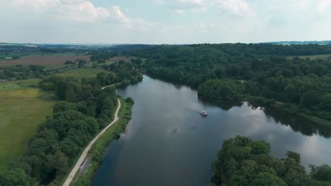 Cruising-Over-Tranquil-Lake-At-Trentham-Garden-Boat-Ride-In-England,-UK