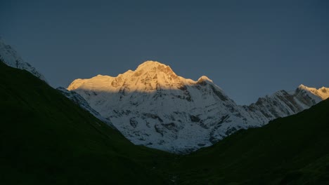 Paisaje-Montañoso-Lapso-De-Tiempo-Del-Amanecer,-Timelapse-Del-Himalaya-De-Sombra-Moviéndose-En-La-Cara-De-La-Montaña-Con-El-Sol-Saliendo-En-Los-Picos-Y-Cumbres-Nevados-De-Las-Montañas-Invernales,-Hermoso-Paisaje-Paisajístico