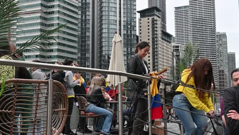 Personas-En-Canary-Wharf-Esperando-Que-Llegue-El-Buque-Escuela-De-La-Marina-Colombiana-Arc-Glori,-Londres,-Reino-Unido