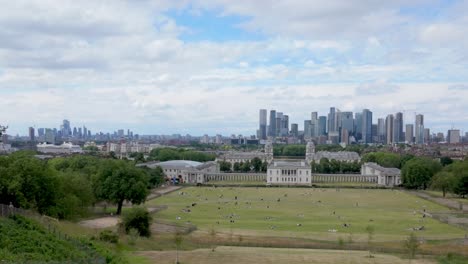 Greenwich,-London:-Blick-Auf-Den-Greenwich-Park-Mit-Der-Skyline-Von-Canary-Wharf-Im-Hintergrund,-Die-Ruhigen-Grünflächen-Im-Kontrast-Zu-Modernen-Wolkenkratzern