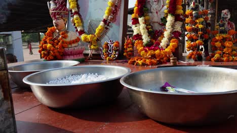 El-Video-Del-Dios-Hindú-De-La-Bicicleta-Sagrada-Om-Banna-Adorando-En-El-Templo-Desde-Un-ángulo-Plano-Se-Tomó-En-Shri-Om-Banna-Y-Bala-Baba-Jodhpur-Rajasthan-India-El-23-De-Noviembre-De-2023