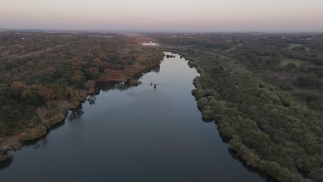 Antena-Delantera-A-Lo-Largo-Del-Río-Komati-Estacional-Y-Sabana-Boscosa-En-Sudáfrica