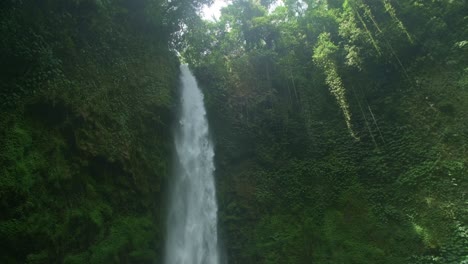 Friedliche-Wasserfälle-Im-Norden-Balis:-Ein-Ruhiger-Rückzugsort-In-Der-Natur