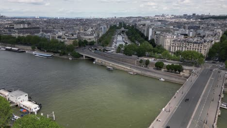 Ponte-d'Austerlitz-bridge-crossing-Seine-river,-Paris-in-France