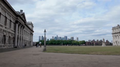 Greenwich,-Londres:-King-William-Court-En-La-Universidad-De-Greenwich,-Con-El-Horizonte-De-Canary-Wharf-Al-Fondo