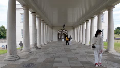 Greenwich,-Londres:-La-Columnata-De-La-Casa-De-La-Reina-En-Greenwich,-Con-Elegantes-Columnas-Y-Arquitectura-Clásica