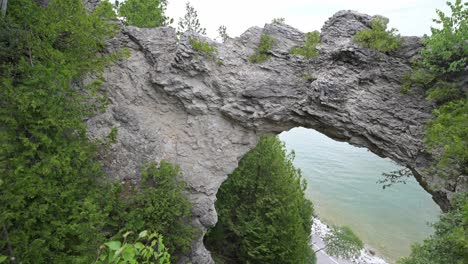 arch-rock,-Mackinac-Island-landmark,-Michigan