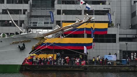 Banderas-Colombianas-Fuera-Del-Frente-Del-Arco-Gloria,-Canary-Wharf,-Londres,-Reino-Unido