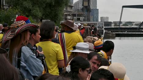 People-waiting-for-the-Colombia-ARC-Gloria-to-come-into-Canary-Wharf,-London,-United-Kingdom