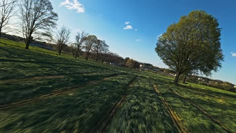 Vuelo-De-Drones-Sobre-Campos-Agrícolas-De-Corte-Verde-Durante-Un-Día-Nublado-Pero-Soleado-En-América,-Fpv