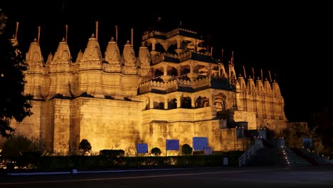 Arquitectura-Antigua-Y-única-Del-Templo-Iluminado-Por-La-Noche-Desde-Diferentes-ángulos.-El-Vídeo-Se-Toma-En-El-Templo-Jainista-De-Ranakpur,-Rajasthan,-India.