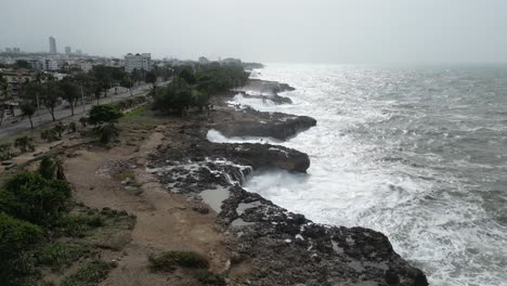 Olas-Rompiendo-En-La-Costa-De-Santo-Domingo-Después-Del-Huracán-Beryl,-República-Dominicana