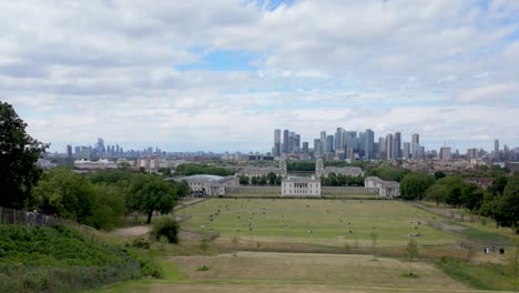 Greenwich,-Londres:-Vista-Del-Parque-De-Greenwich-Desde-La-Estatua-Del-General-James-Wolfe,-Con-El-Horizonte-De-Canary-Wharf-Al-Fondo