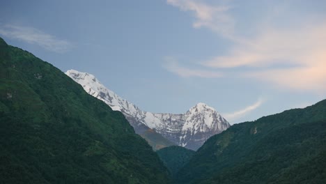 Zeitraffer-Der-Berge-Und-Wälder,-Von-Tag-Zu-Nacht-Wird-Es-Dunkel,-Zeitraffer-Des-Himalayas-Mit-Wald-Und-Schneebedeckter-Berglandschaft-Im-Winter,-Die-Die-Erstaunliche-Natur-Der-Annapurna-Region-In-Nepal-Zeigt