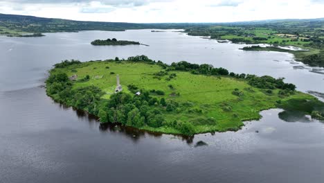 Irlanda-Lugares-épicos-Lough-Derg-La-Pequeña-Isla-De-Holy-Island-En-Una-De-Muchas-Islas-En-El-Lago