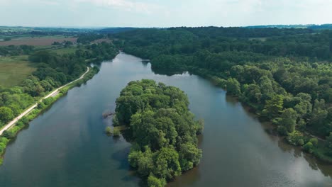 Un-Sendero-Discurre-A-Lo-Largo-De-Un-Fenomenal-Lago-Trentham