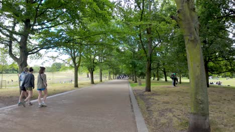 Greenwich,-London:-Spaziergang-Durch-Den-Greenwich-Park,-Genießen-Des-üppigen-Grüns,-Der-Malerischen-Aussicht-Und-Der-Ruhigen-Atmosphäre