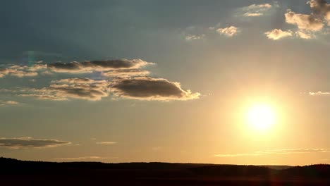 Sonnenuntergang-Im-Südafrikanischen-Grasland,-Majestätisch,-Zeitraffer-Mit-Ziehenden-Wolken