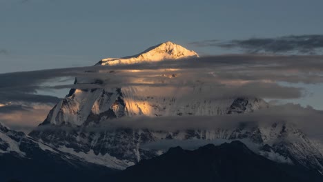 Timelapse-De-Las-Montañas-Del-Himalaya-Al-Amanecer-En-Nepal,-Lapso-De-Tiempo-De-La-Cordillera-Nevada-Al-Amanecer-Con-Nubes-Moviéndose-Sobre-Hermosos-Paisajes-De-Cumbres-Invernales-Cubiertas-De-Nieve