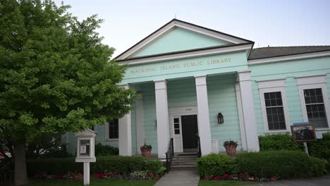 Öffentliche-Bibliothek-Mackinac-Island-Im-Sommer