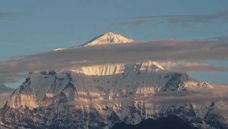 Montañas-Nevadas-Cercanas-En-Nepal,-Gran-Cumbre-Alta-Y-Cima-De-Montaña-En-Las-Montañas-De-Annapurna-En-El-Himalaya,-Pico-De-Montaña-Nevado-De-Invierno-Cubierto-De-Nieve-En-Un-Hermoso-Paisaje